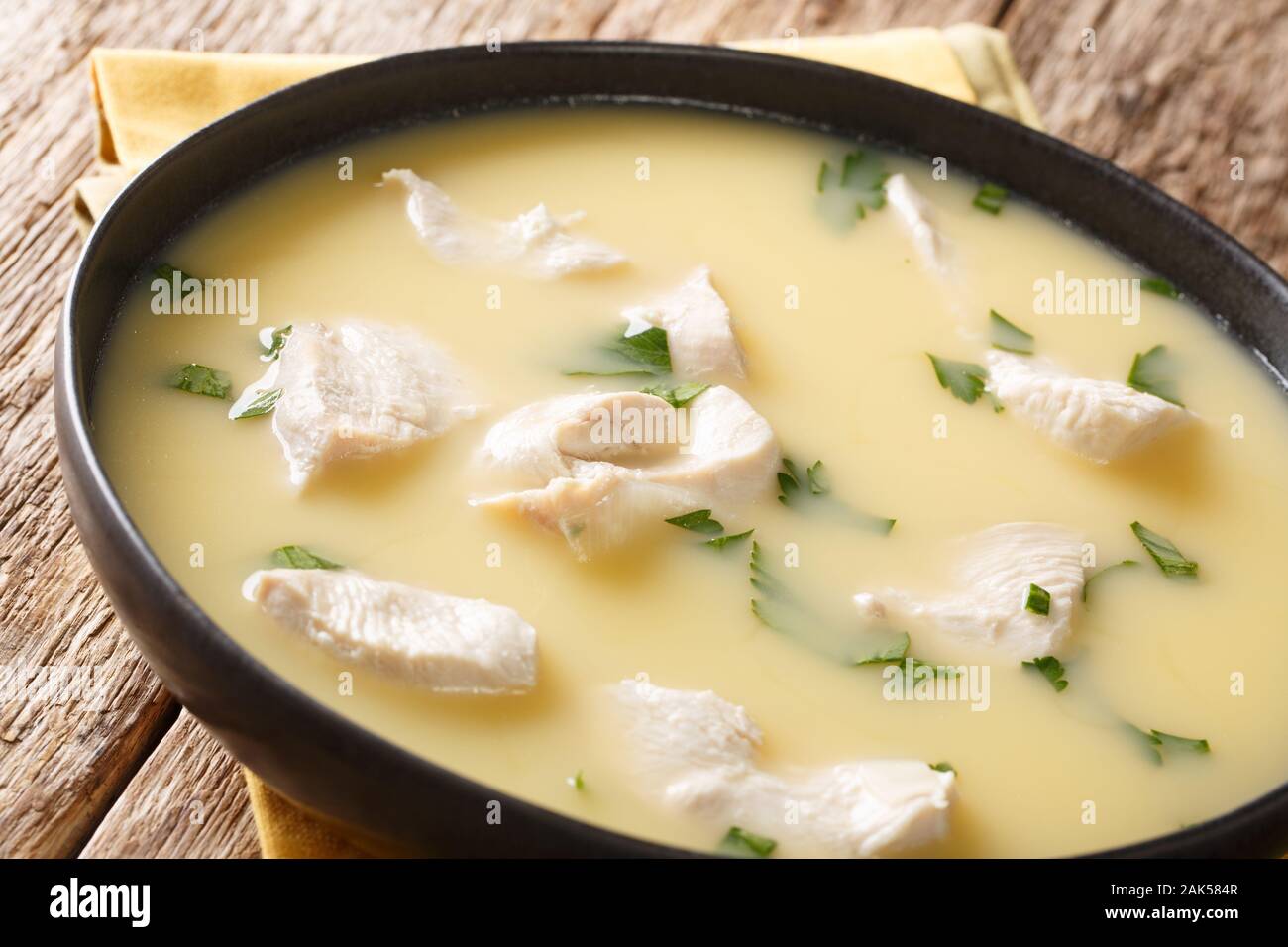 Chikhirtma ist ein aromatisch und herzhaft Georgische Suppe, der geglaubt wird, ein großer Kater kuriert werden. Es besteht aus Huhn Stücke, Zwiebeln, Eiern close-up Stockfoto
