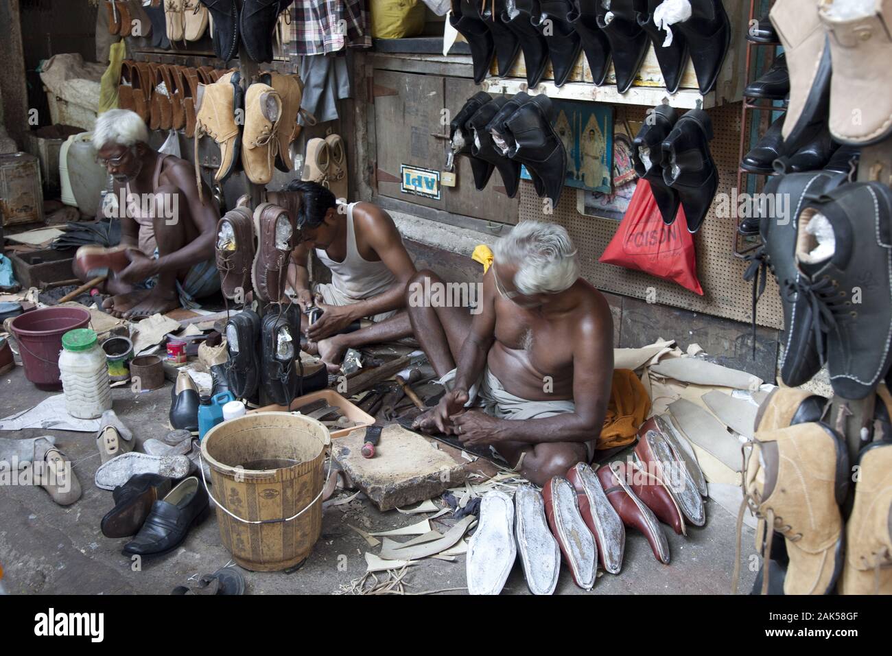 Bundesstaat Maharashtra: Dr. Dadabhai Naoroji Straße (ehemalige Fort Street Market), eine der Hauptachsen in Churchgate, Indien | Verwendung weltweit Stockfoto