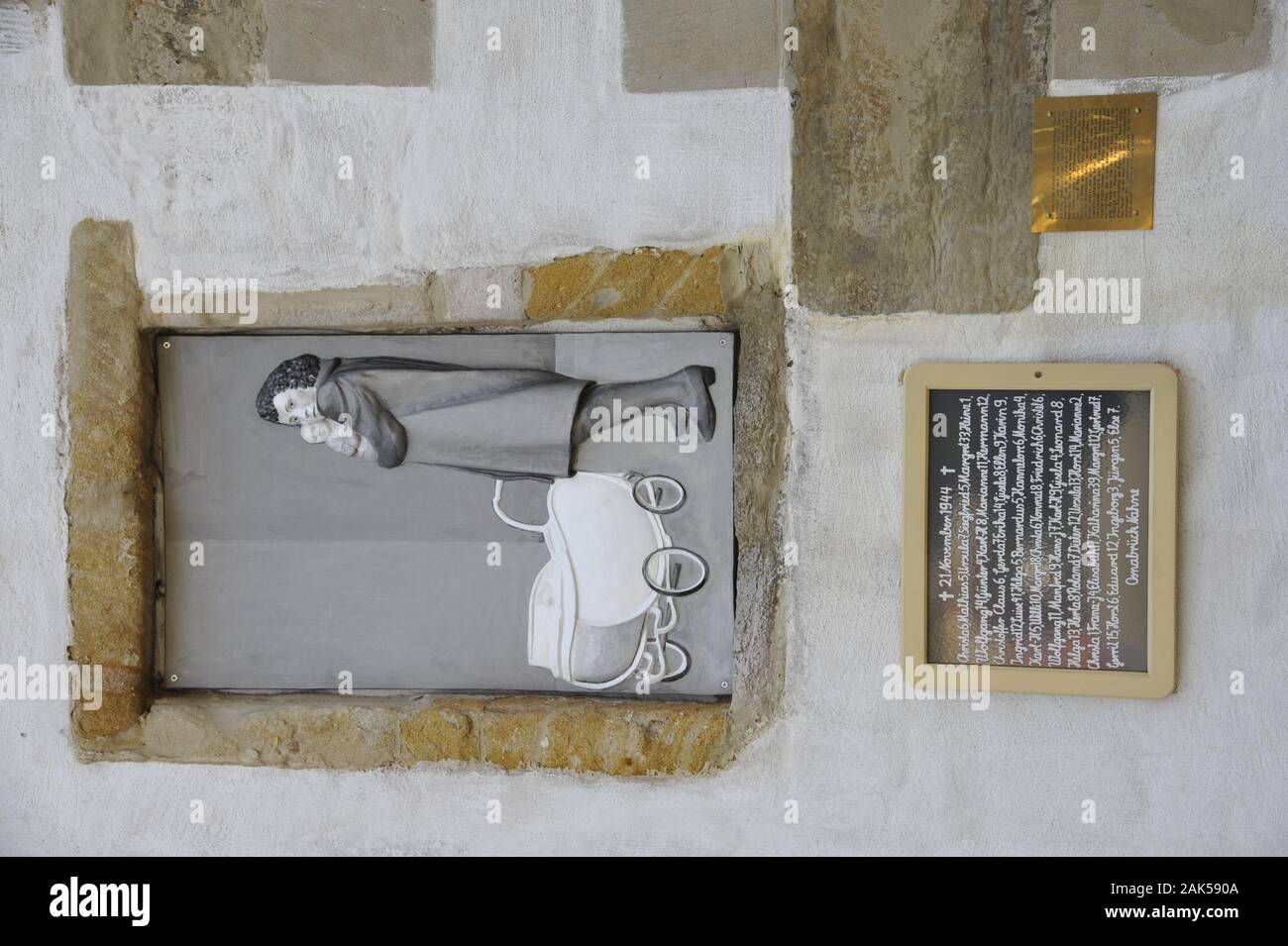 Osnabrueck: Gedenkrelief in einer Nische der suedlichen Außenfassade der Dominikanerkirche fuer Sterben im Zweiten Weltkrieg umgekommenen Kinder, Osnabrue Stockfoto