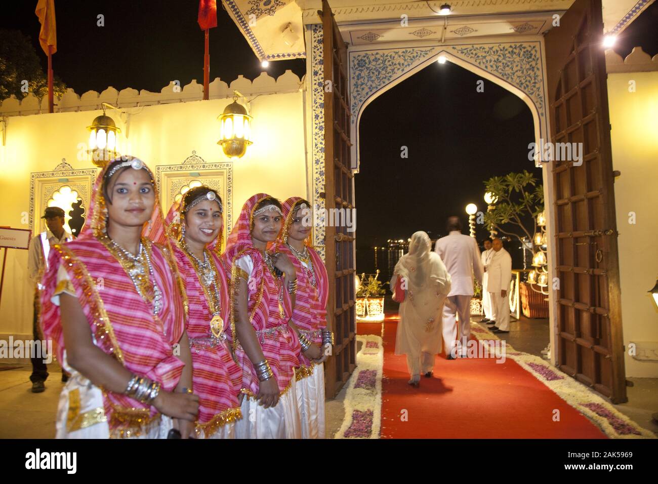 Bundesstaat Rajasthan: Udaipur, November-Vollmond-Fest im jagmandir Insel Palast des Maharadjas von Udaipur, Indien | Verwendung weltweit Stockfoto
