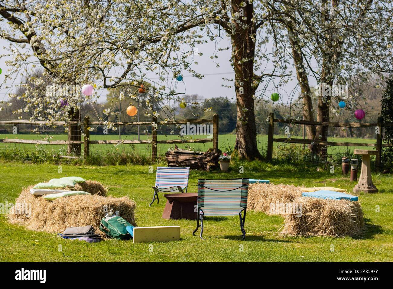 Strohballen saßen in einer Sitzanordnung Stockfoto