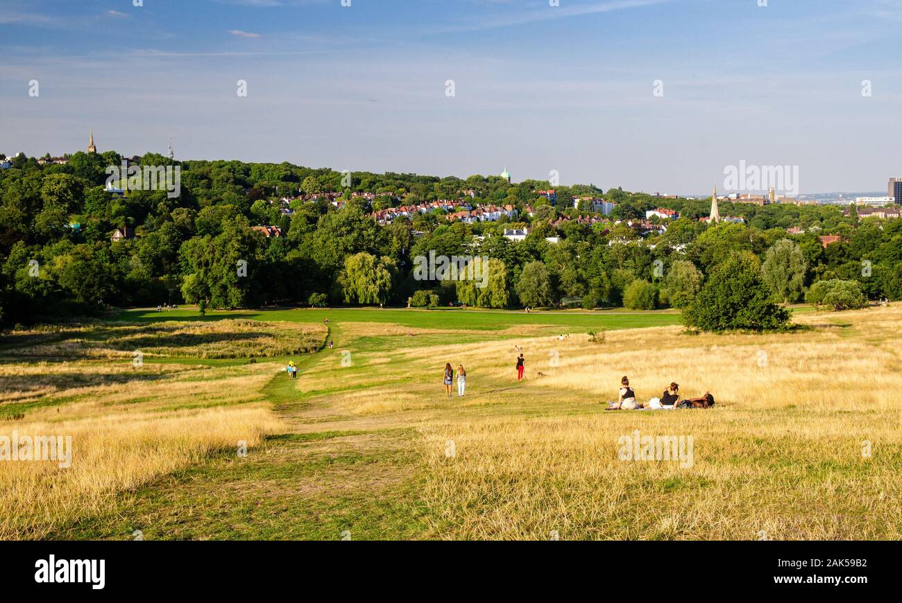 London, England, Großbritannien - 20 August, 2013: die Menschen in der Sonne auf dem Parliament Hill entfernt, Teil von Hampstead Heath Park im Norden von London, mit dem neighbou Stockfoto