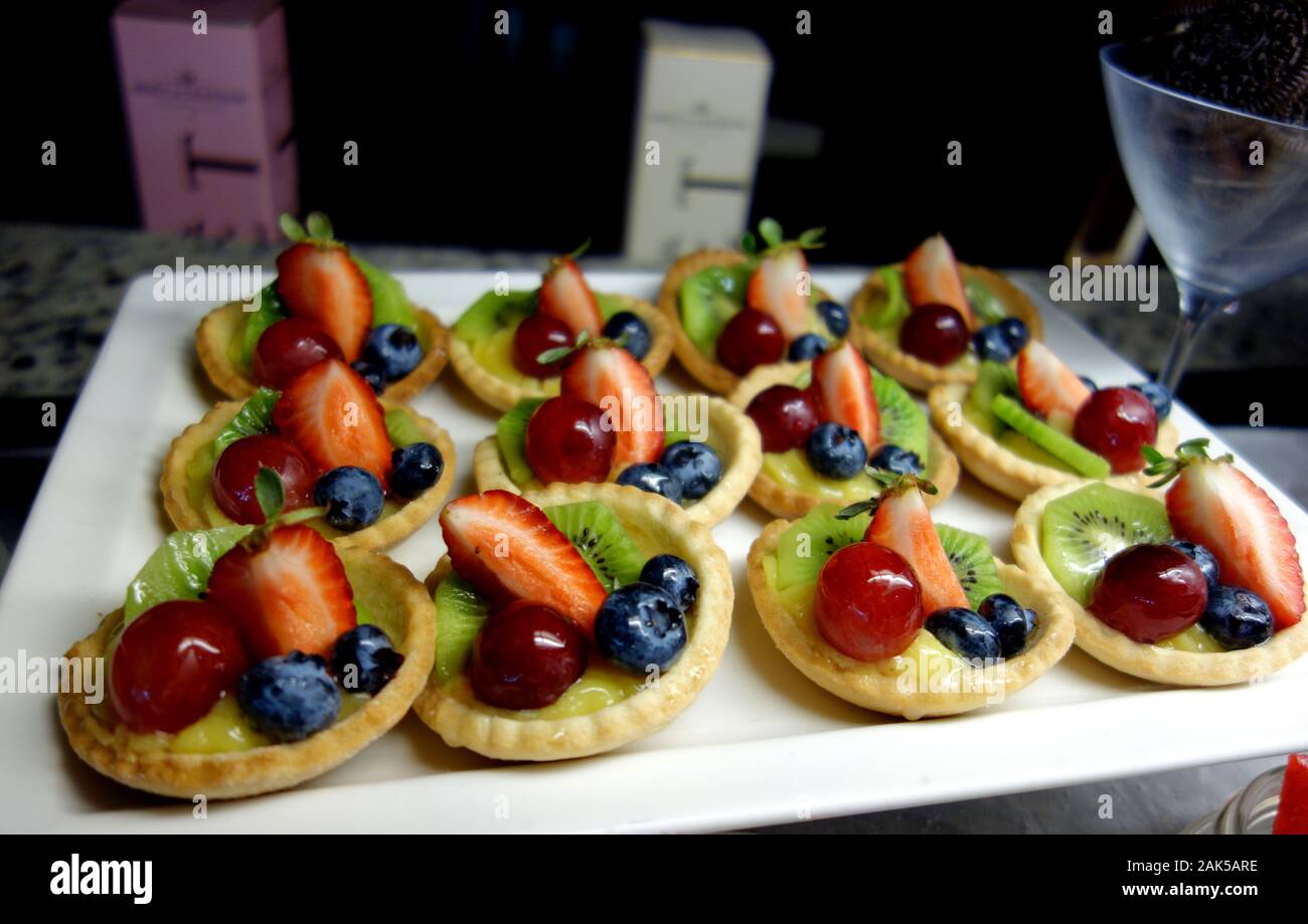 Kleine Obstkuchen gefüllt mit Creme Patissiere in das Frühstücksbuffet im Azul Beach Hotel, Puerto Morelos, Riviera Maya, Cancun. Mexiko. Stockfoto