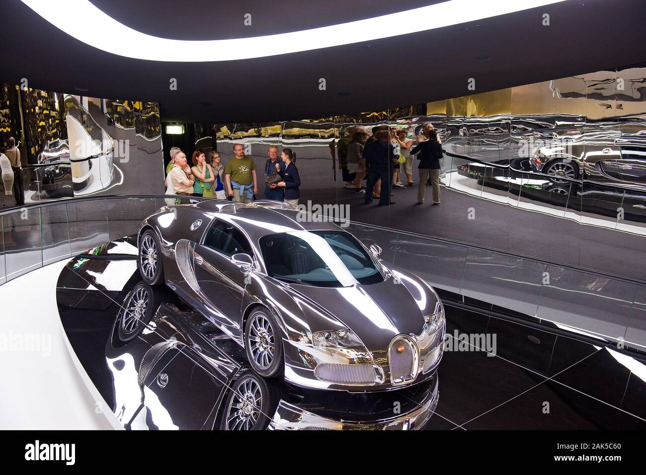 Wolfsburg: Premium Klubhaus in der Autostadt, vollversilberter Bugatti Veyron des Kuenstlers Olaf Nicolai, Hannover | Verwendung weltweit Stockfoto