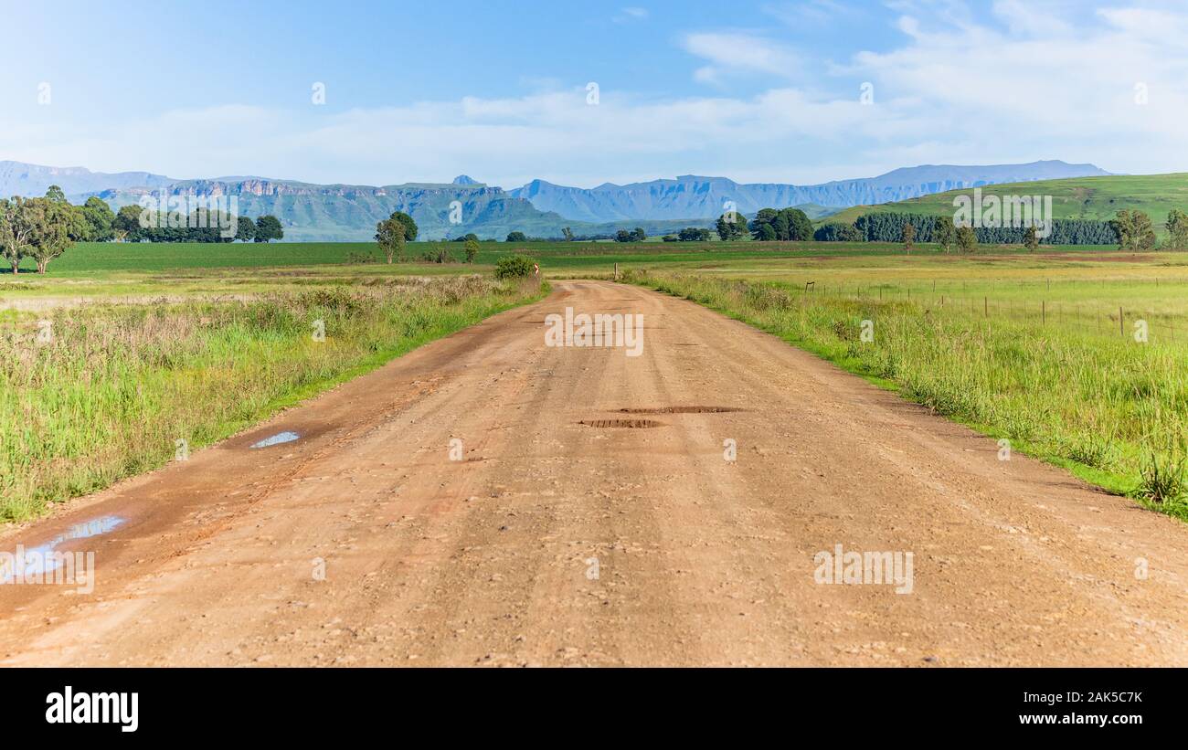 Malerische Sommer dirt road Route durch Ackerland der Green Panorama Bergwelt Gelände. Stockfoto