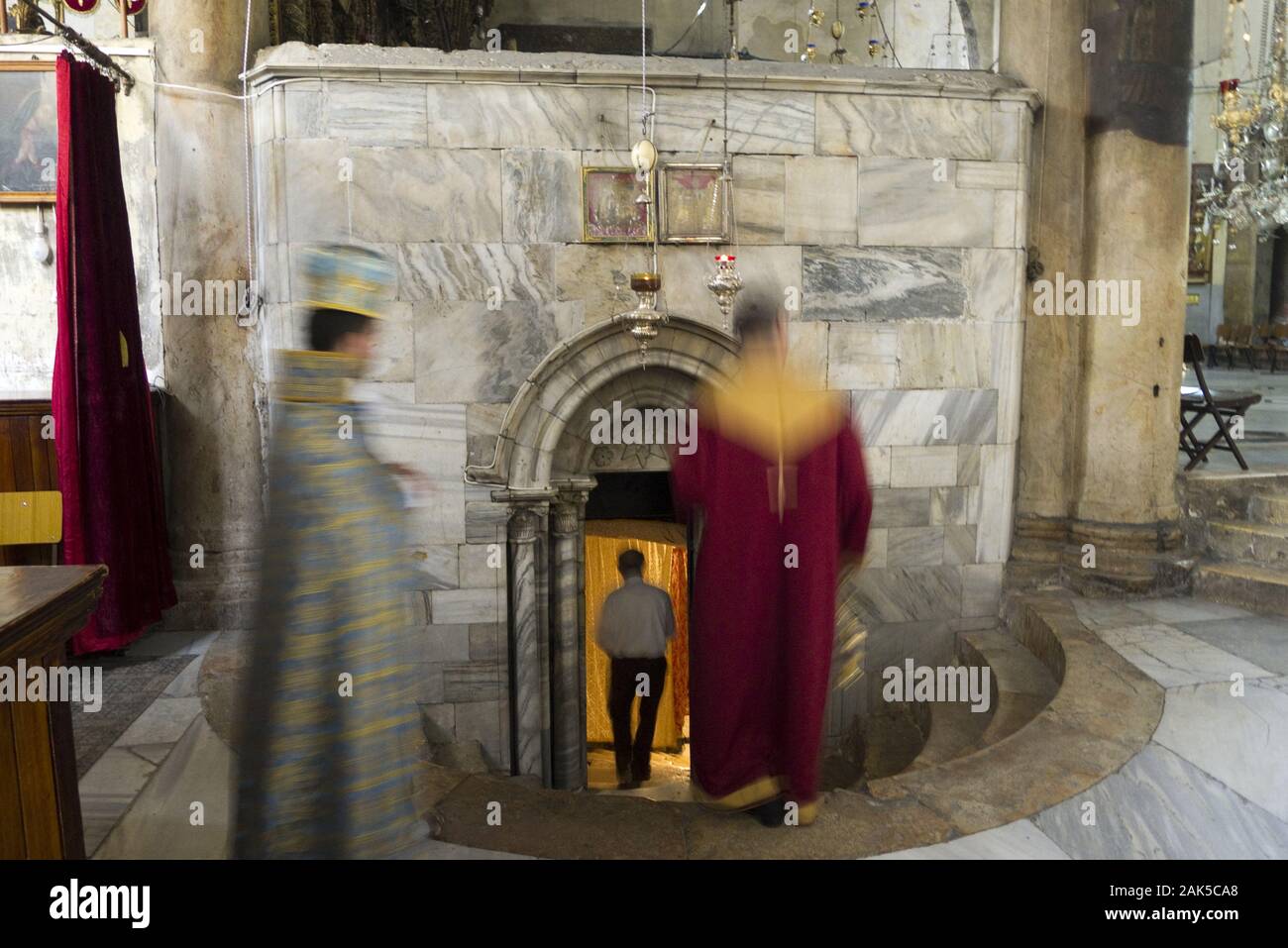 Bethlehem: Eingang zur geburtsgrotte in der Geburtskirche rechts, Israel | Verwendung weltweit Stockfoto