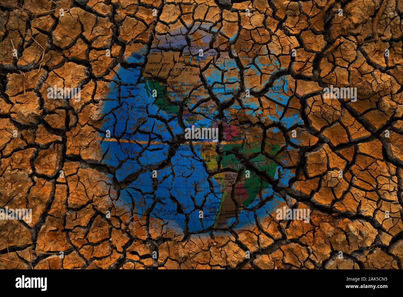Blau globale Karte Double Exposure auf trockenen oder Dürre rote Erde Land an der globalen Erwärmung oder Klimawandel Umwelt Konzept Stockfoto