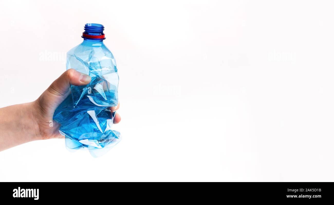 Die Abfallwirtschaft. Frau Hand klar transparent Kunststoff Flasche bereit für das Recycling, Panorama, Kopie Raum Stockfoto