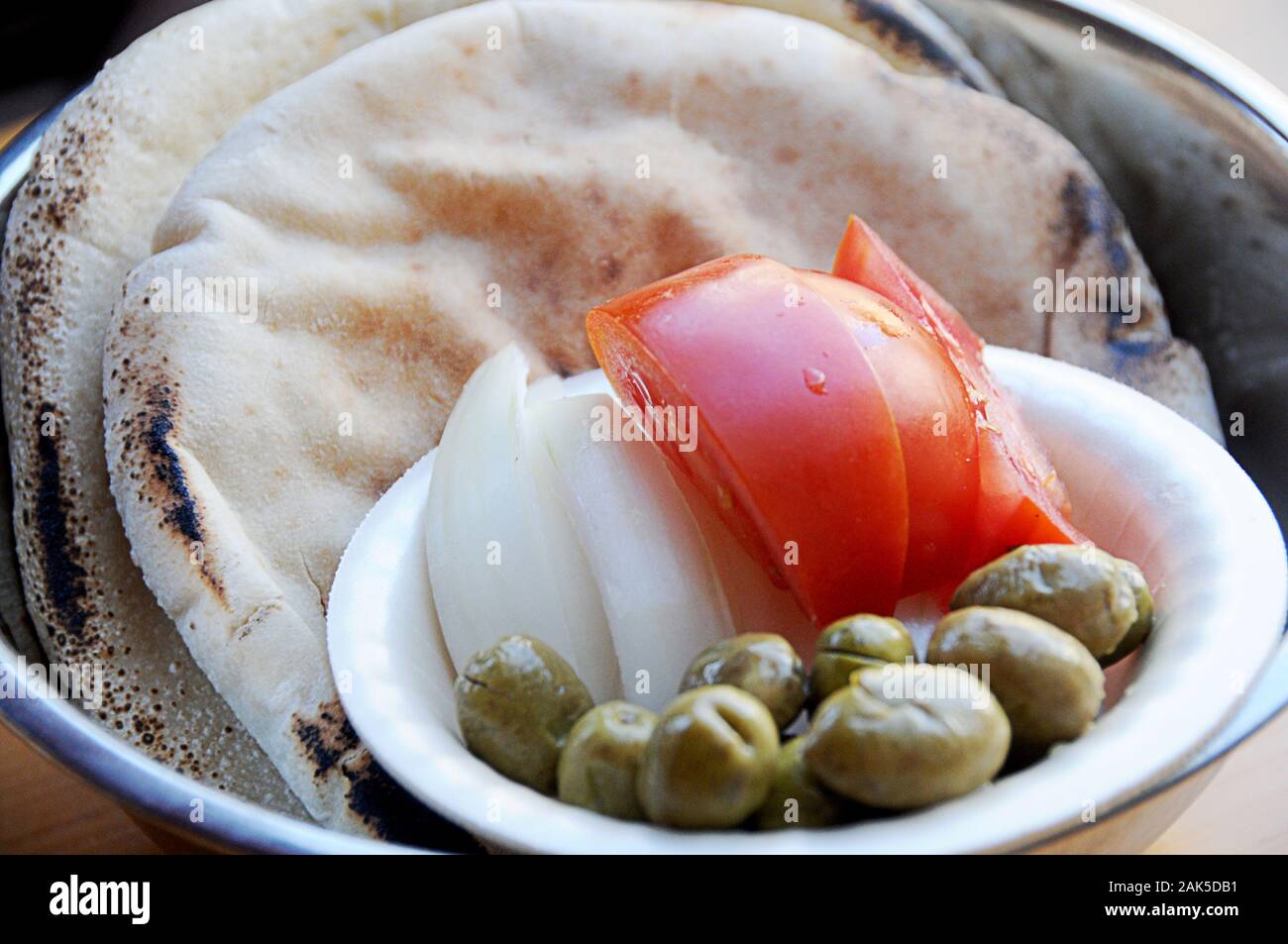 Pitta mit Oliven, Tomaten und Zwiebel Stockfoto