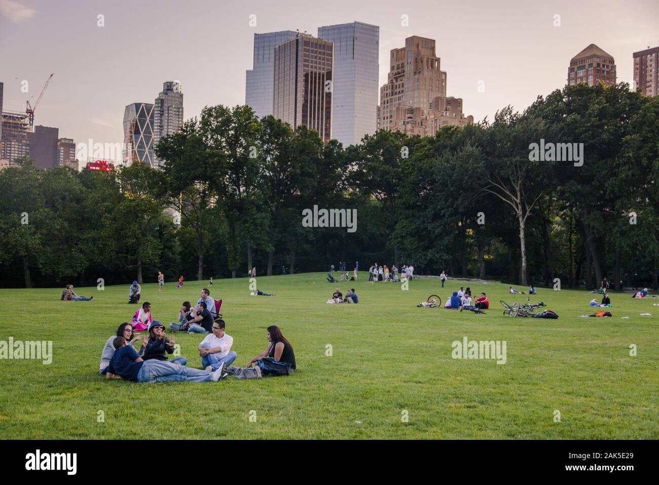 Stadtbezirk Manhattan: Liegewiese im suedlichen Teil des Central Parks mit Blick auf Manhattan, New York | Verwendung weltweit Stockfoto