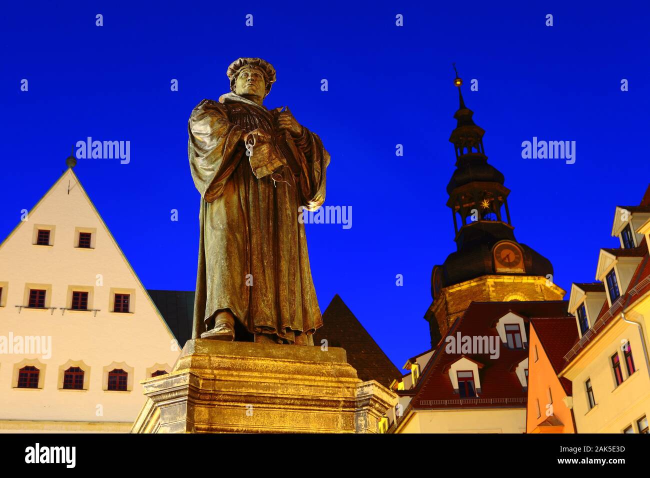 Lutherstadt Eisleben: Marktplatz mit Rathausgiebel, Turm der St.-Andreas-Kirche und Luther-Denkmal, Harz | Verwendung weltweit Stockfoto
