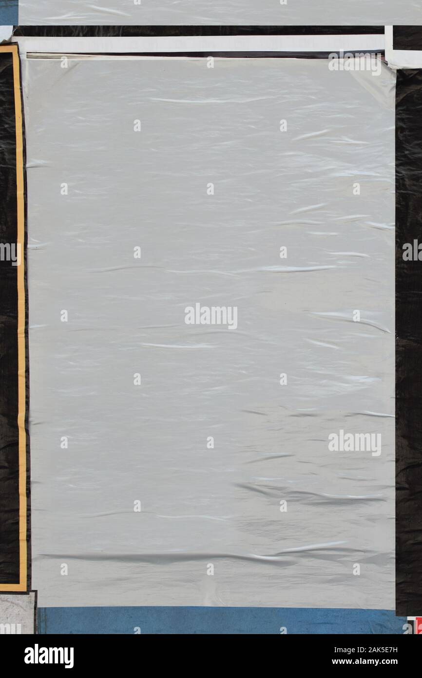 Leere zerknittertes Papier Poster auf schmutzige Wand verputzt. Hintergrund design Element mit Kopie Raum für die Überlagerung von Text und Fotos. Stockfoto