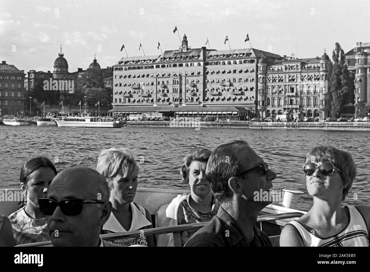 Blick aus dem Tourboot in das Grand Hotel Stockholm, 1969. Blick auf Stockholms Grand Hotel aus einem Schiff, 1969. Stockfoto