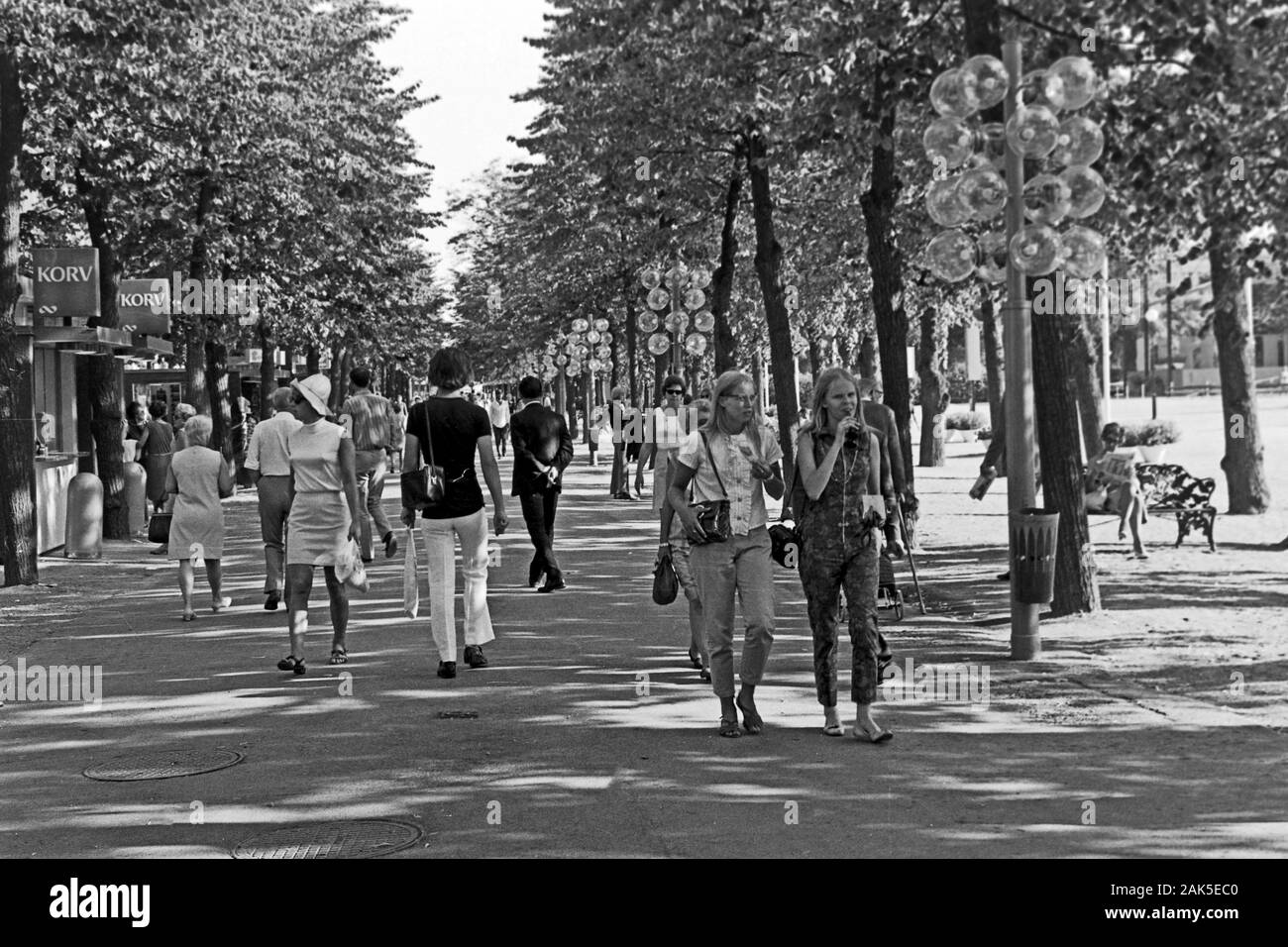 Bürger beim Stadtspaziergang im Kungsträdgarden, 1969. Die Bürger nehmen an Kungsträdgarden, 1969 schlendern. Stockfoto