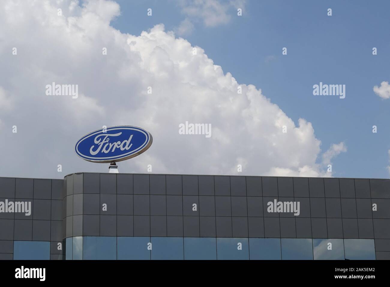 Athen, Griechenland - 31. Juli 2019: Ford Motor Company mit Logo auf modernes Gebäude. Stockfoto