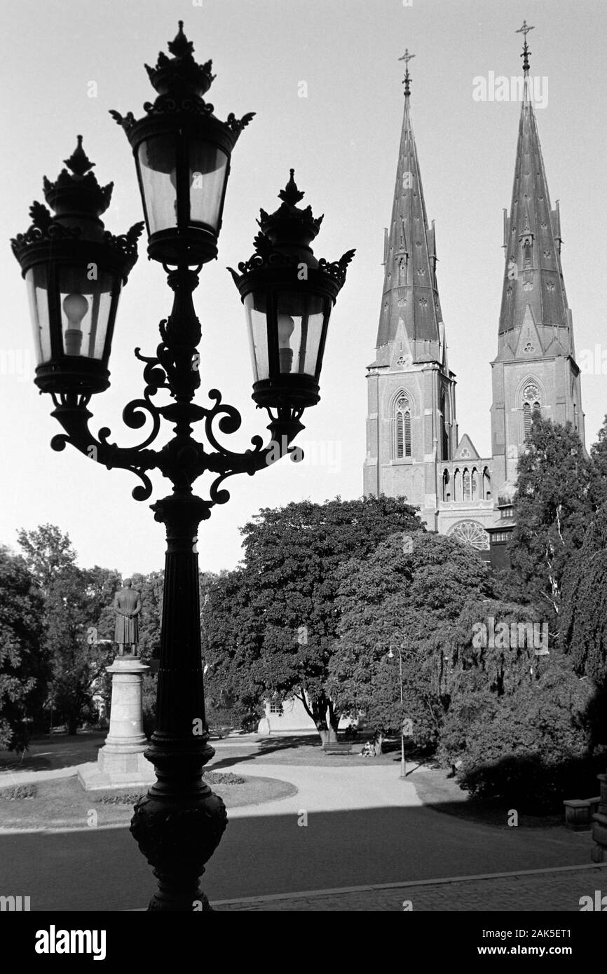 Im Universitetsparken mit Blick auf den Dom St. Erik und die Statue zu Ehren des Schriftstellers und Komponisten Erik Gustaf Geijer, 1969. Das Flanieren durch die Universitetsparken, mit Blick auf St. Erik's Cathedral und eine Statue zu Ehren Schriftsteller und Komponisten Erik Gustaf Geijer, 1969. Stockfoto