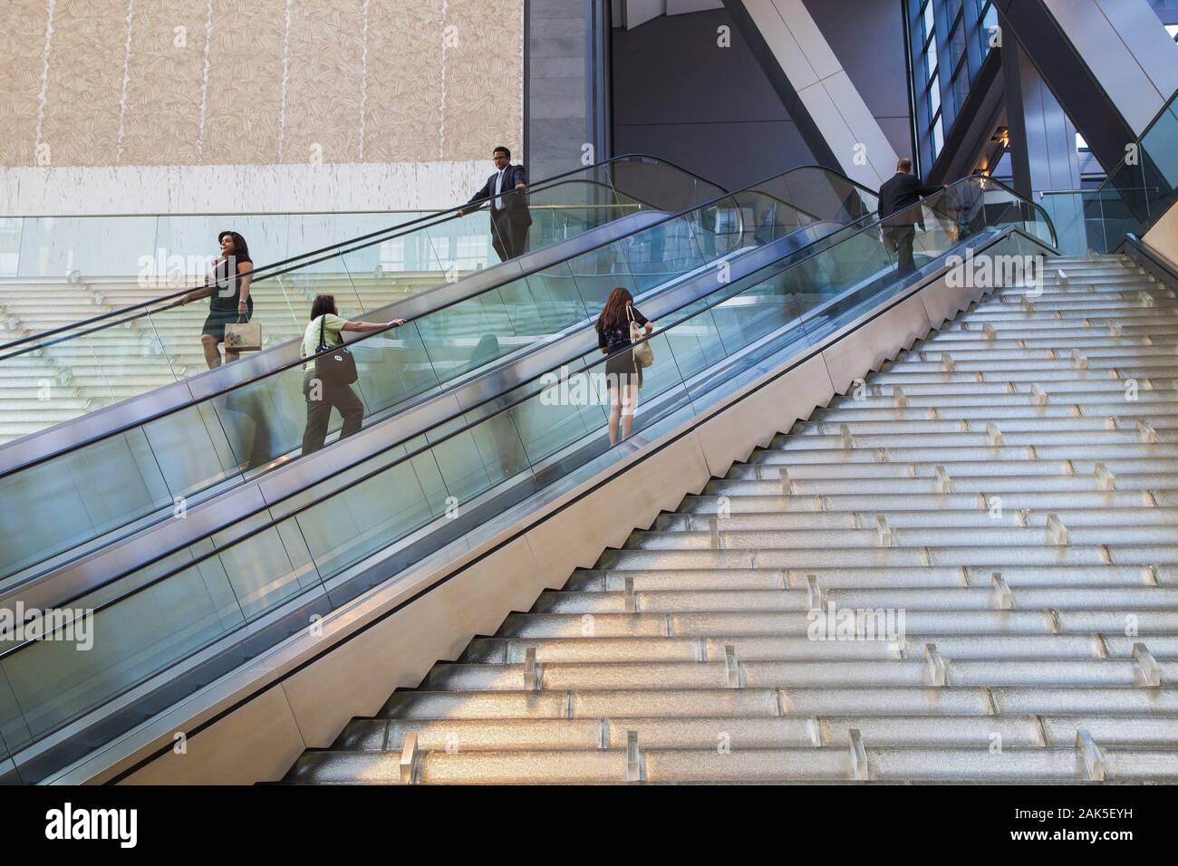 Stadtbezirk Manhattan/Innenstadt: Rolltreppe im Lincoln Center für Darstellende Künste, New York | Verwendung weltweit Stockfoto