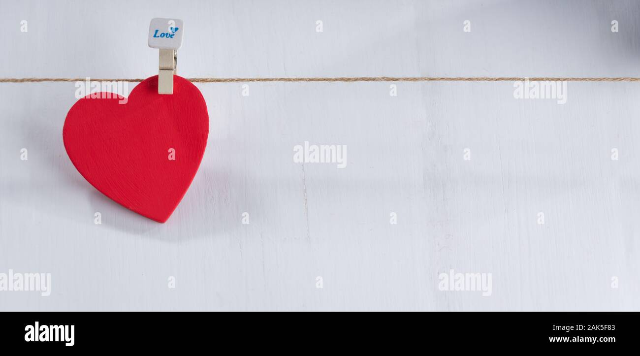 Roten Herzen auf String mit weißem Hintergrund. Valentinstag Konzept. Platz für Text Stockfoto