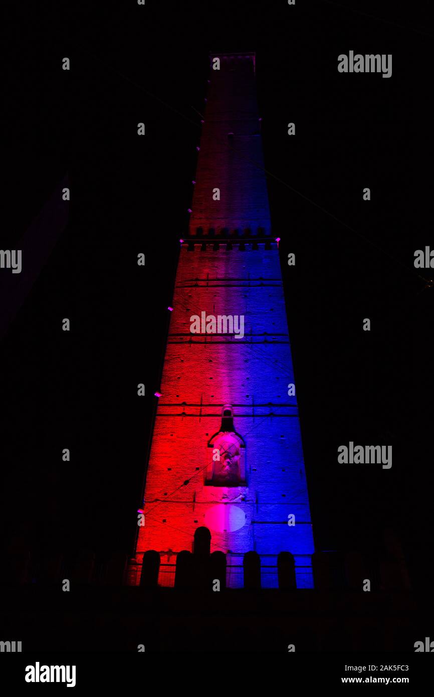 Bologna, Main Tower ist in blau und rot beleuchtet, die Farben der Bologna-Emblem. Stockfoto