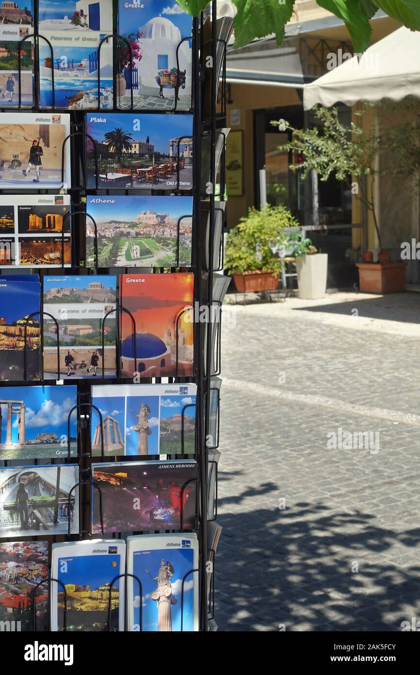 Athen, Griechenland - August 7, 2019: Postkarten mit Wahrzeichen und Sehenswürdigkeiten von Griechenland zum Verkauf an touristische Geschenke Shop. Stockfoto