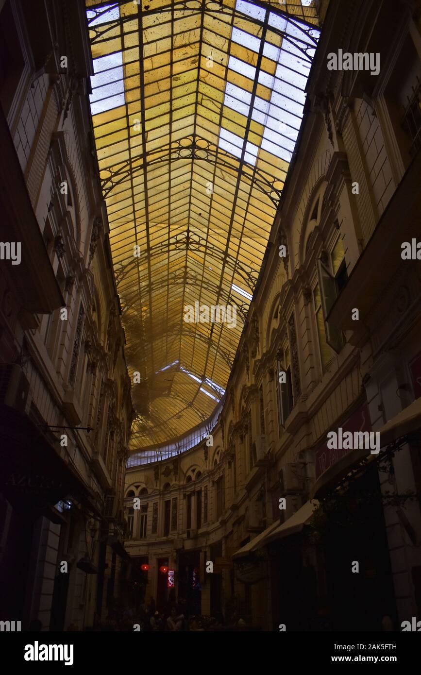 Pasajul Macca-Villacrosse mit seinen gelben Windows und die Restaurants und Cafés, wo die Leute kommen, um sich zu entspannen Stockfoto