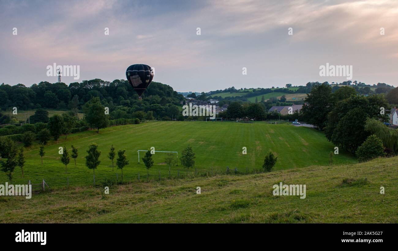 Bruton, England, Großbritannien - Juli 26, 2012: ein Heißluftballon steigt auf ein Spielfeld im Bruton in Somerset. Stockfoto
