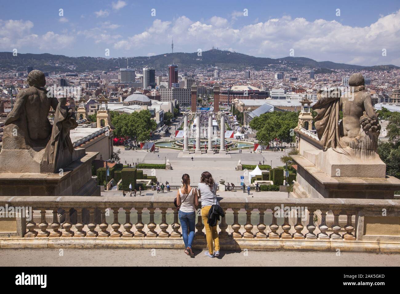 Parc de Montjuïc: Blick vom Museu Nacional d'Art de Catalunya in die Stadt, Barcelona | Verwendung weltweit Stockfoto