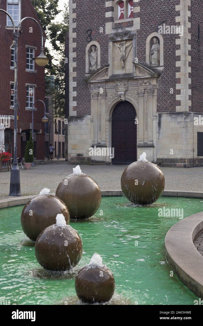 Coesfeld: Brunnen auf dem Marktplatz vor dem Eingangsportal der St. Lamberti Kirche, Münsterland | Verwendung weltweit Stockfoto