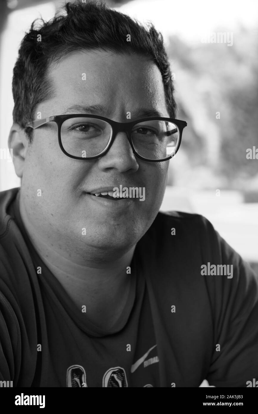 Schwarz-Weiß-Porträt eines Mannes mit einem glücklichen Ausdruck im Gesicht Stockfoto