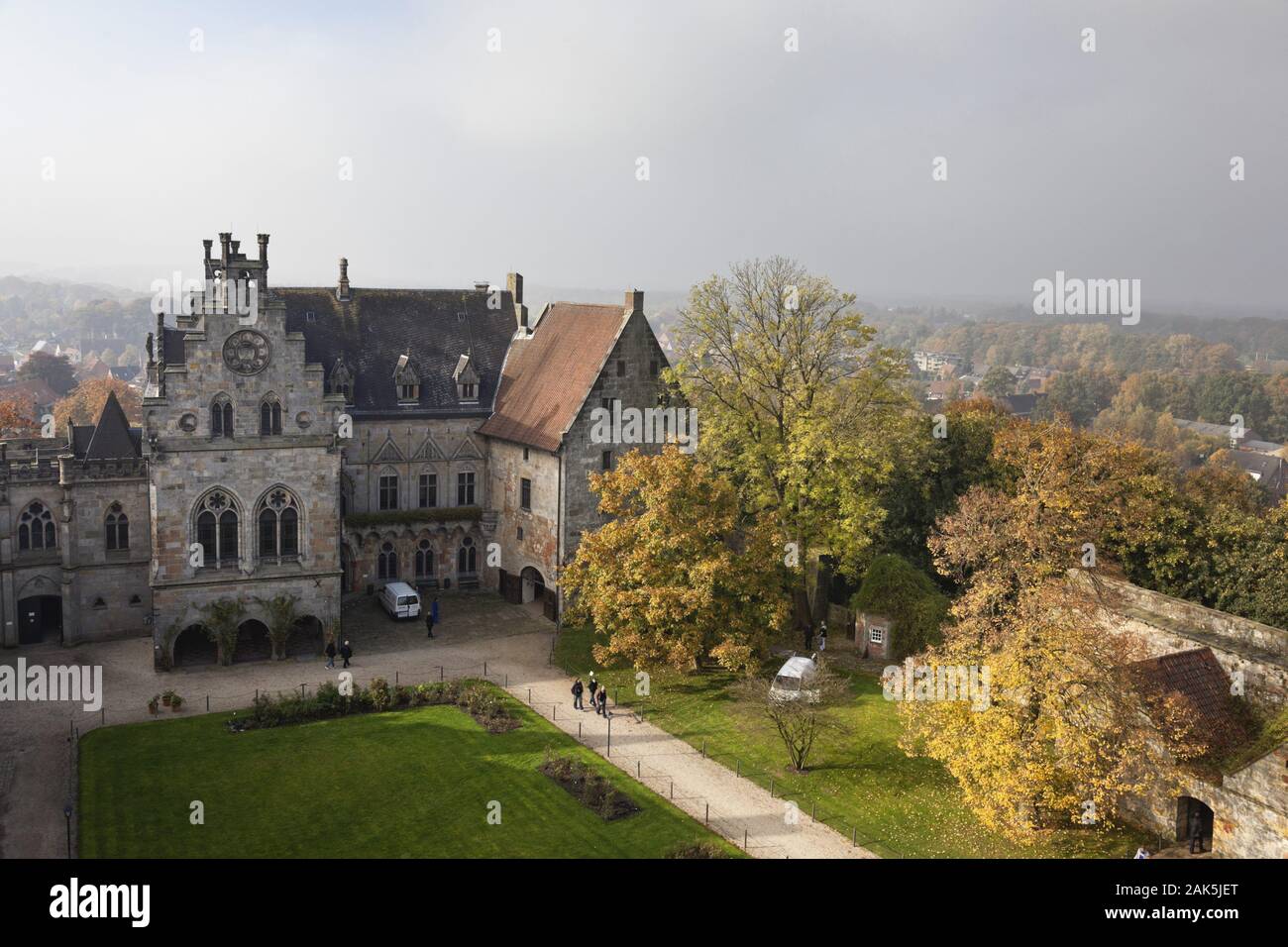 Bad Bentheim: Burg Bentheim hoch ueber der Stadt auf einem Felsen aus Bentheimer Sandstein, Münsterland | Verwendung weltweit Stockfoto