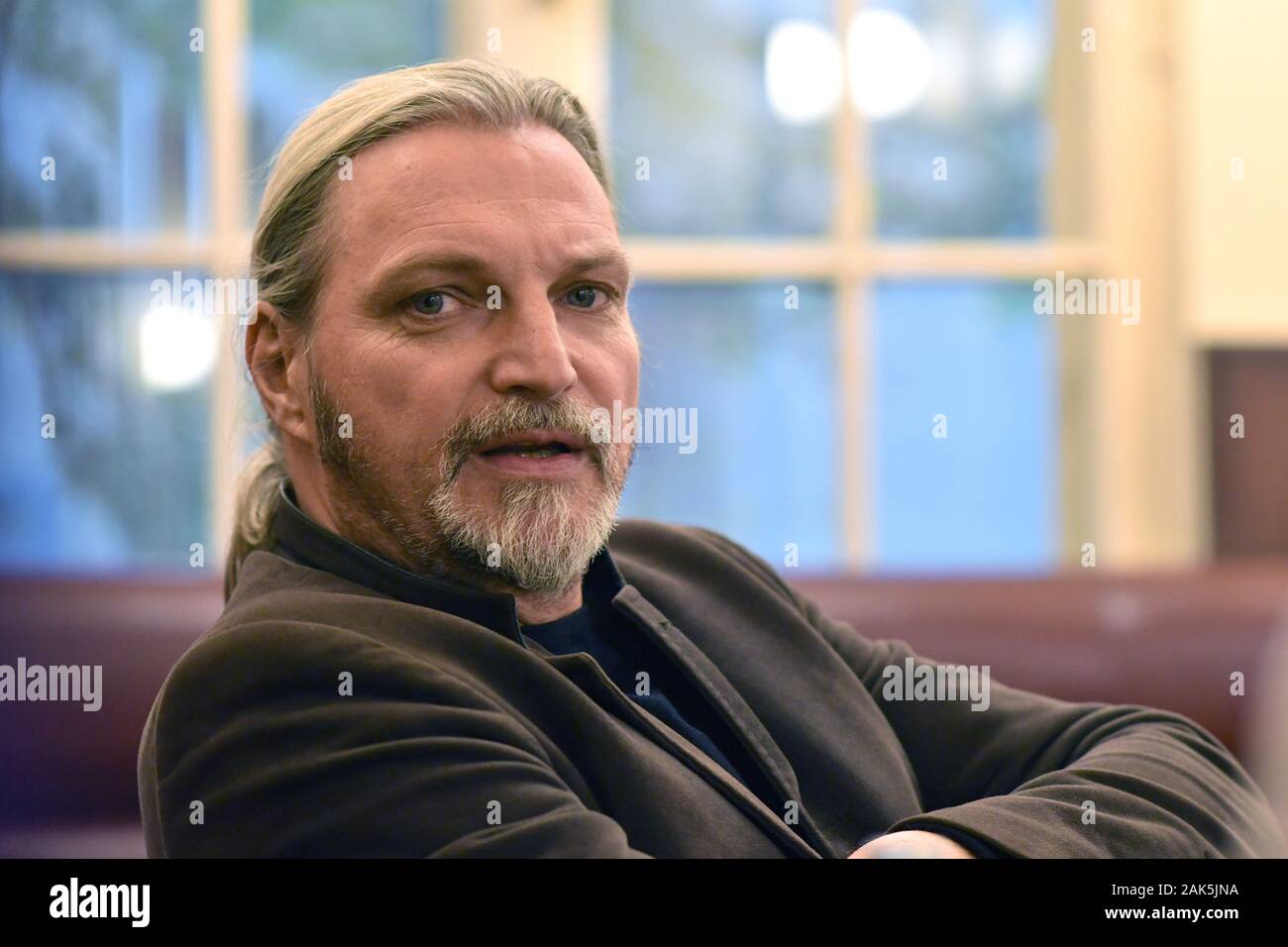 Berlin, Deutschland. 11 Mär, 2019. Der Wiener Schauspieler und TV-Kommissar Stefan Jürgens am 29.10.2018 während eines Interviews im Berliner Café Einstein. Quelle: Thomas Uhlemann/ZB/ZB/dpa/Alamy leben Nachrichten Stockfoto