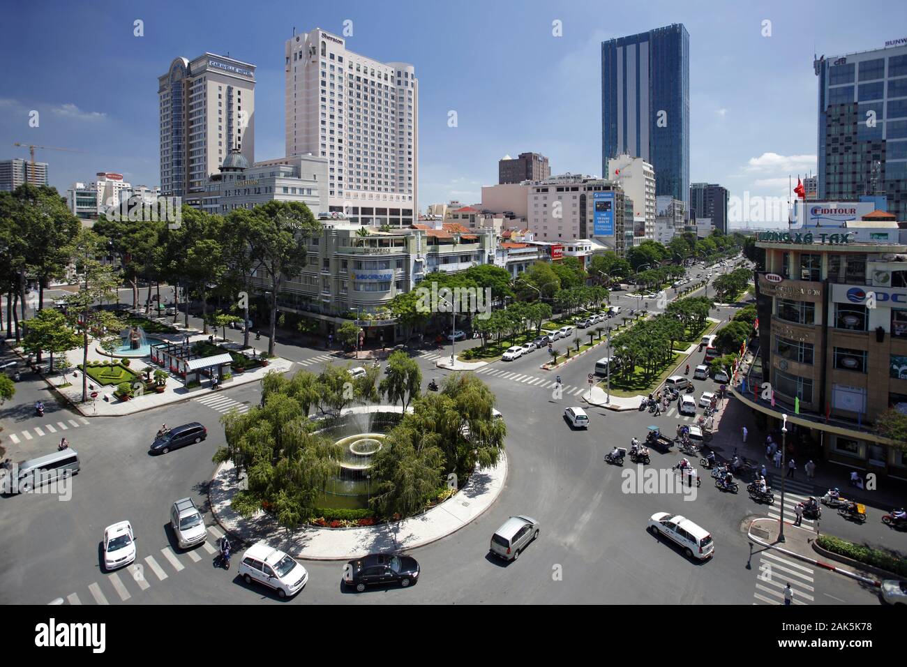 Blick vom Hotel Rex am Kreisverkehr und hohe Türme in Ho Chi Minh City, Vietnam. | Verwendung weltweit Stockfoto