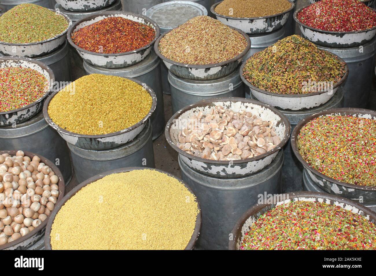 Hülsenfrüchte und Gewürze in Markt, Alte Ahmedabad, Gujarat, Indien. Stockfoto