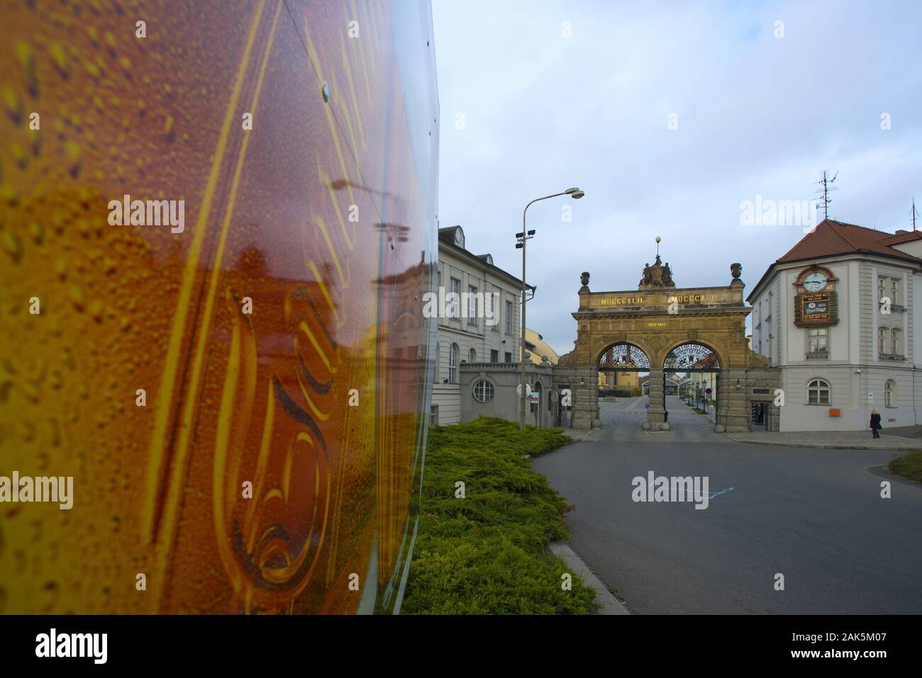 Pilsen: Tor der Brauerei "Pilsner Urquell", Prag | Verwendung weltweit Stockfoto