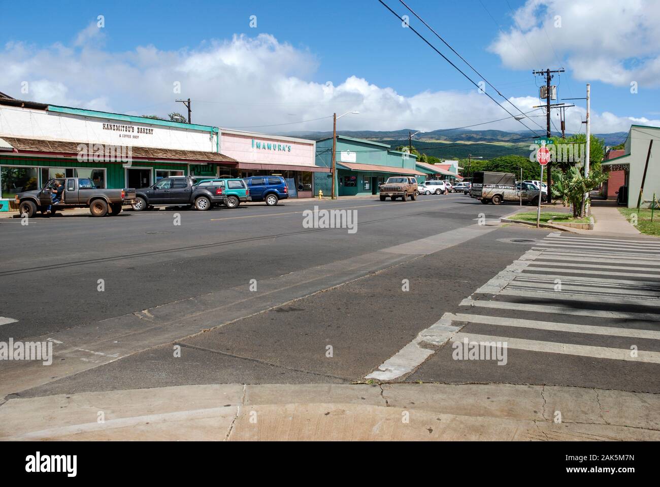 Kaunakakai die Hauptstadt auf Molokai Hawaii, die Kanemitsus Bäckerei Schaufenster zeigt. Eines der ältesten Restaurants von Molokai Stockfoto