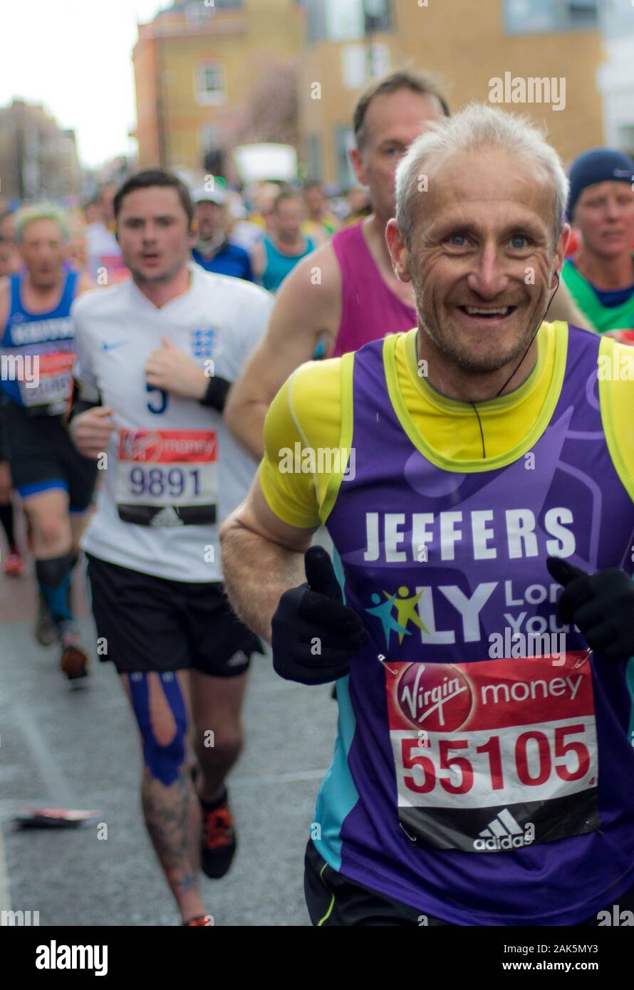 Läufer, die sich an der Virgin Money London Marathon 2016 Fundraising für Nächstenliebe Stockfoto