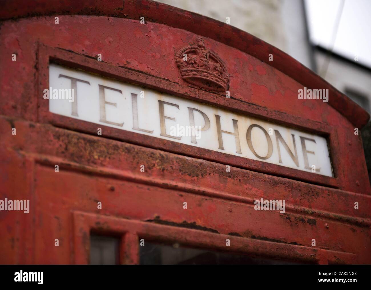 Rote, verwitterte Telefonbox aus Vintage Stockfoto