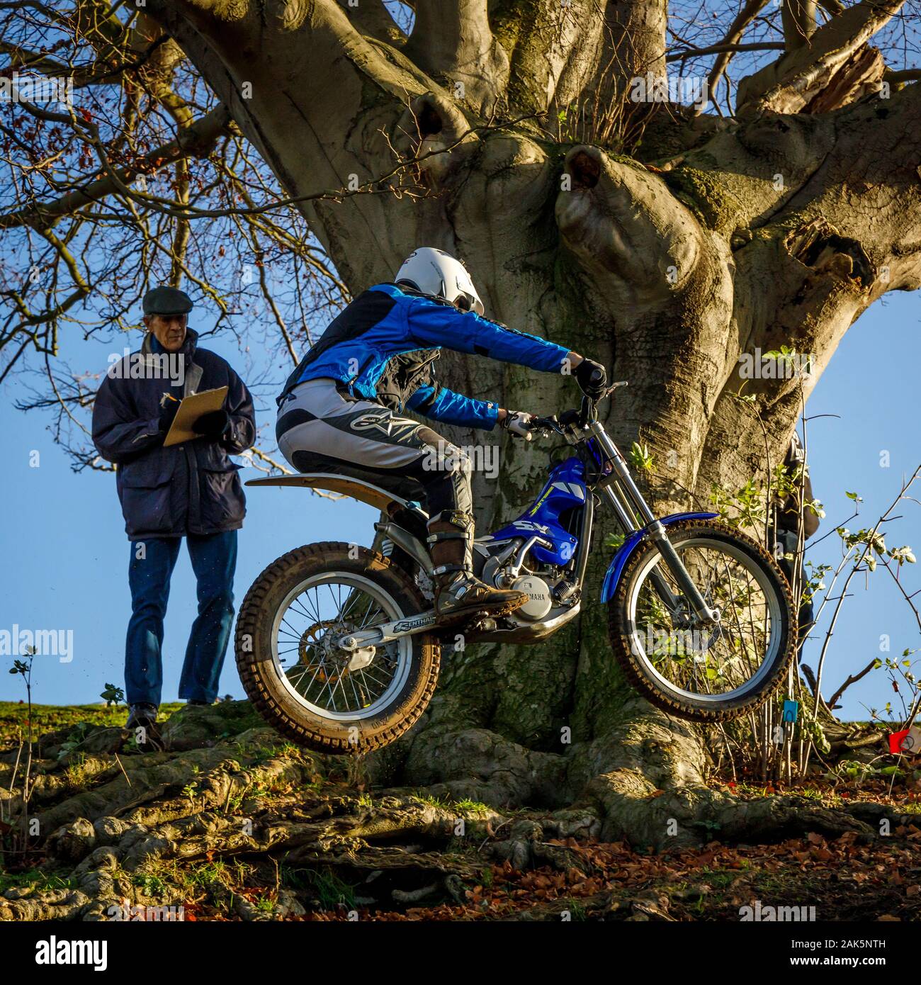 Norwich Viking Motor Cycle Club Motox-X Studien bei Cadders Hill, Lyng, Norfolk, Großbritannien. Beobachter Kennzeichnung Reiter versuchen, auf dem Abschnitt. Stockfoto