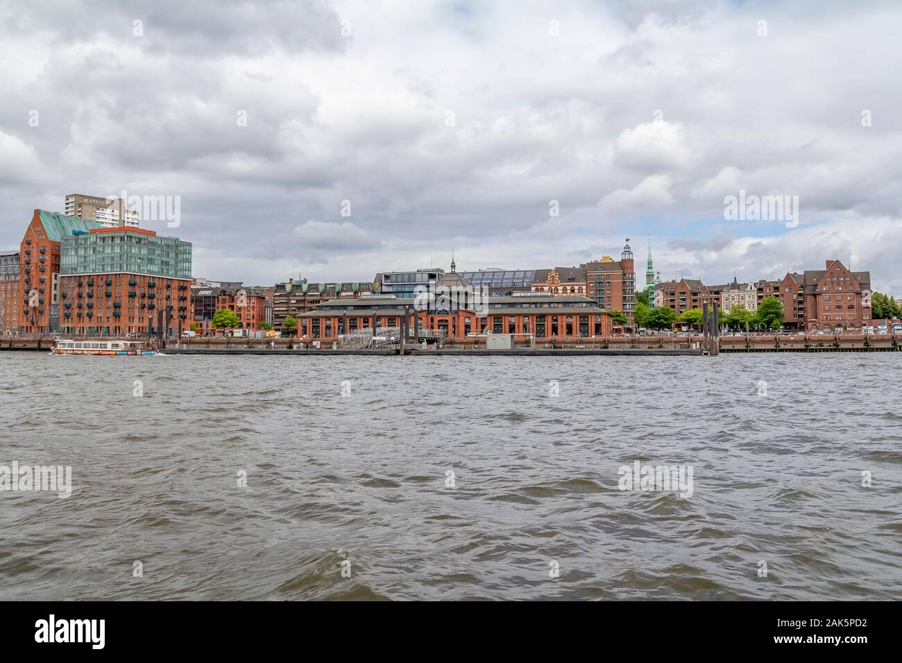 Die Landschaft rund um den Hamburger Hafen in Deutschland Stockfoto