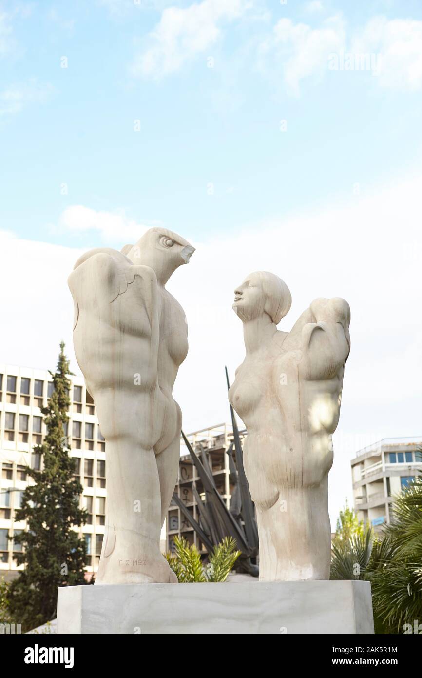 Die Vögel, Statue am metaxourgeio Athen Griechenland von Gabriella Simosi Stockfoto