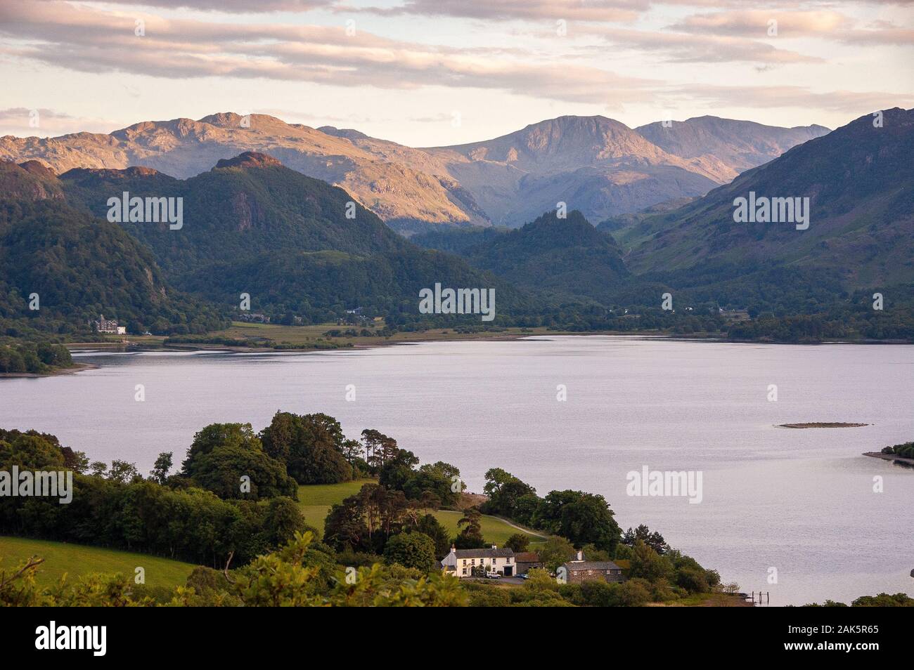 Am Abend Licht scheint auf den Gipfeln der Cumbrian Fells, oben Derwent Water See und die Kiefer der Borrowdale-tal auf den englischen Lake District. Stockfoto