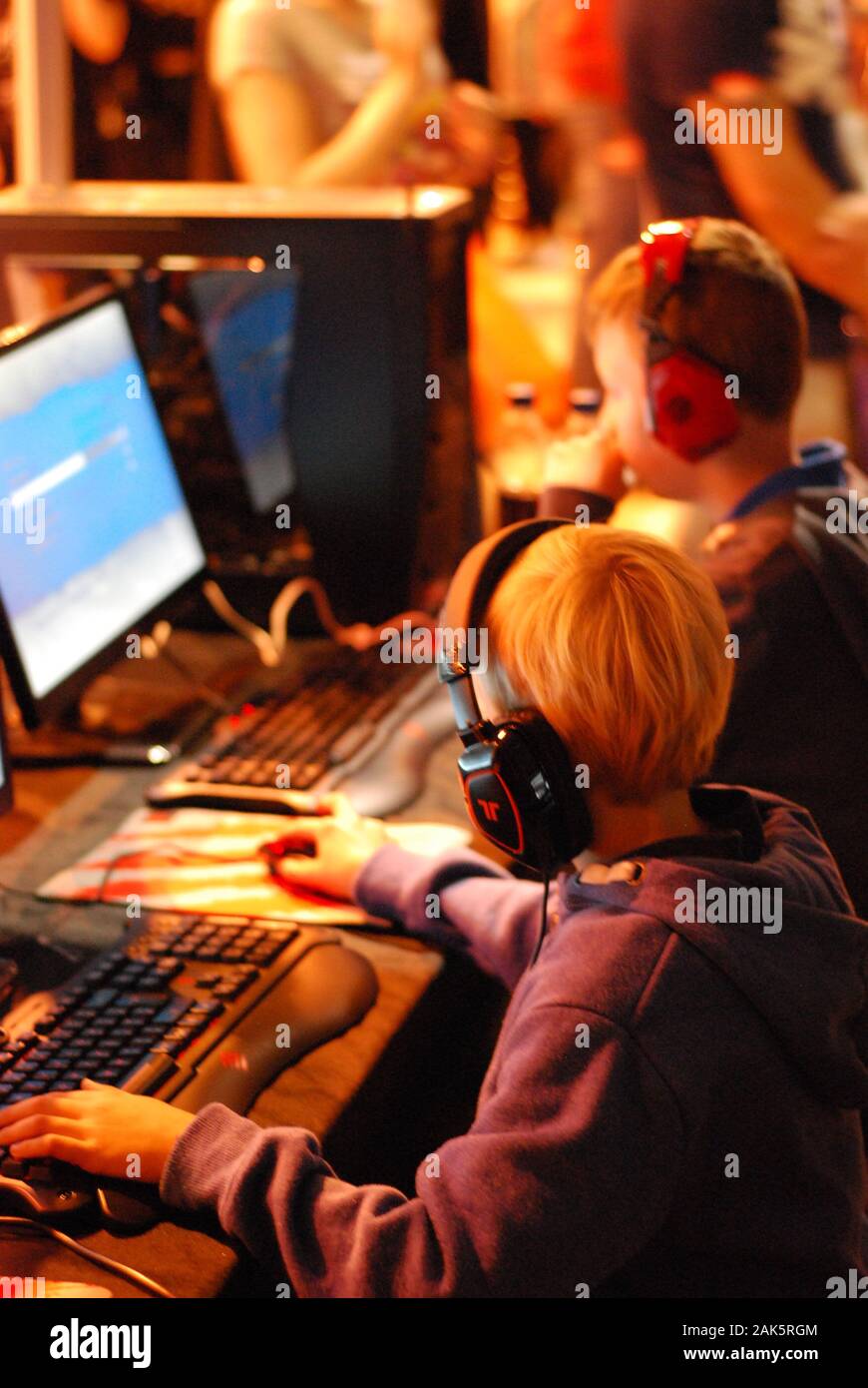 Junge Gamer im Gaming-Wettbewerb auf der Comic-Con-Veranstaltung Stockfoto