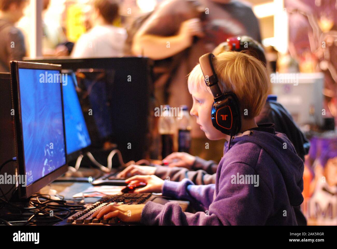 Blonde Junge gamer PC Gaming Kopfhörer tragen Stockfoto
