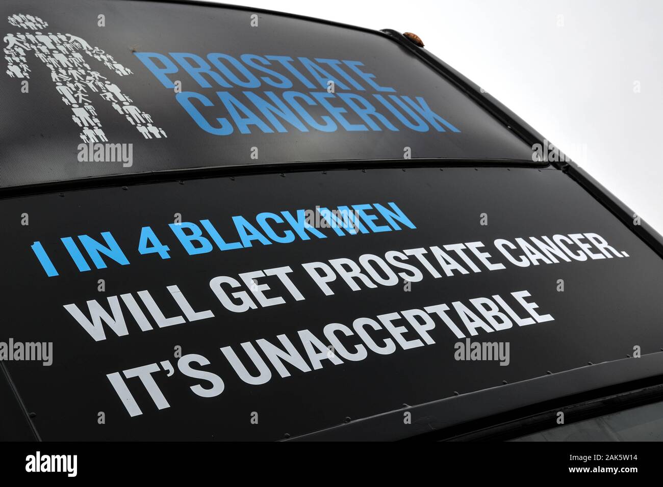 Werbekampagne Doppeldeckerbus mit Werbebeschilderung für die Bildungsroadshow "Prostate Cancer UK" Stockfoto