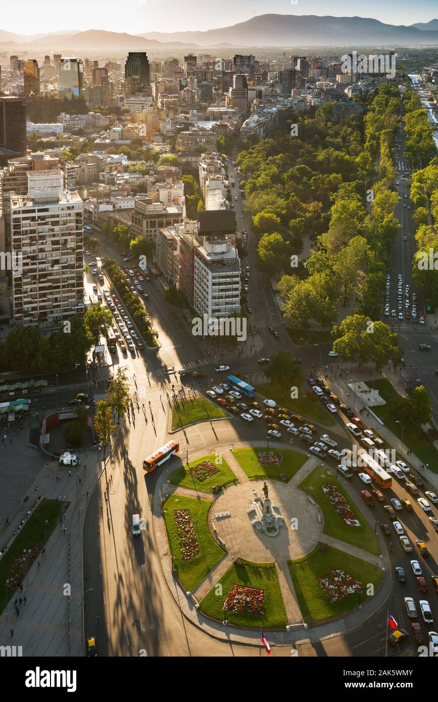 Luftaufnahme von Plaza Baquedano und der historischen Innenstadt und Civic Center in Santiago de Chile Stockfoto