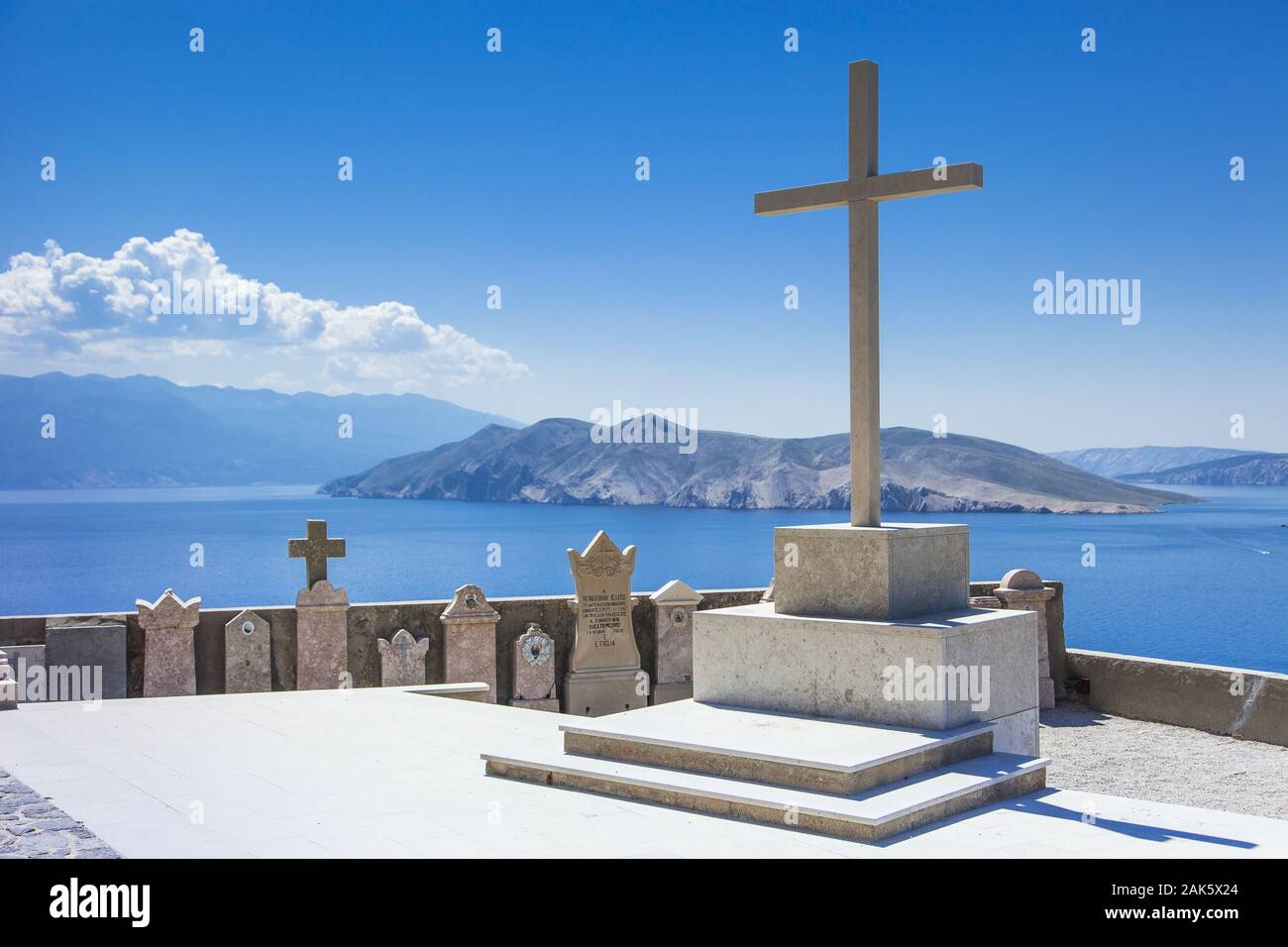 Insel Krk: Baska, Blick von der Friedhofskirche Hl. Johannes (calva Sv. Ivana) zur Insel Otok Prvic, Istrien | Verwendung weltweit Stockfoto Insel Krk: Baska, Blick von der Friedhofskirche Hl. Johannes (calva Sv. Ivana) zur Insel Otok Prvic, Istrien | Verwendung weltweit Stockfoto