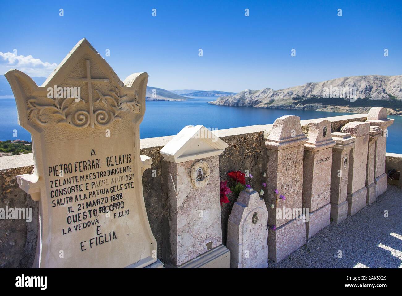 Insel Krk: Baska, Blick von der Friedhofskirche Hl. Johannes (calva Sv. Ivana) an der Muendung des Flusses Vela Rika, Istrien | Verwendung weltweit Stockfoto Insel Krk: Baska, Blick von der Friedhofskirche Hl. Johannes (calva Sv. Ivana) an der Muendung des Flusses Vela Rika, Istrien | Verwendung weltweit Stockfoto