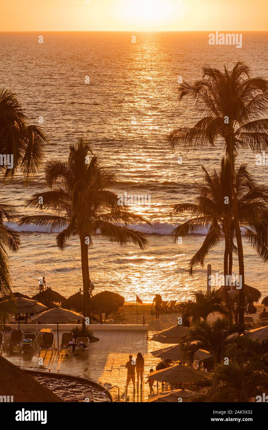 Mexiko, Nayarit Nuevo Vallarta, Sonnenuntergang mit Blick auf den Pazifischen Ozean von Emotionen Marival Resort Stockfoto