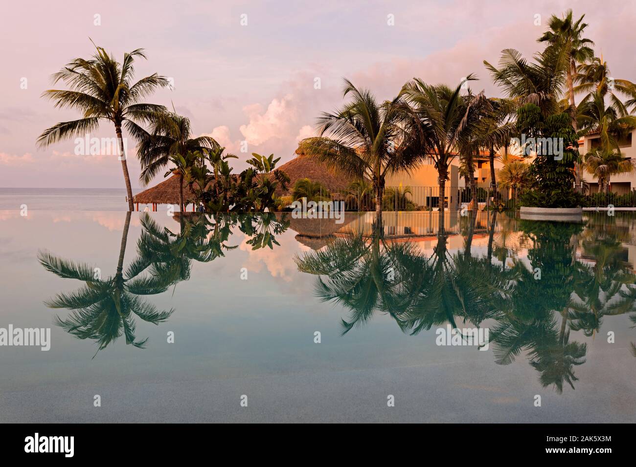 Mexiko, Nayarit Nuevo Vallarta, Palmen und Gebäude in einen Pool an Marival Armony Resort wider Stockfoto