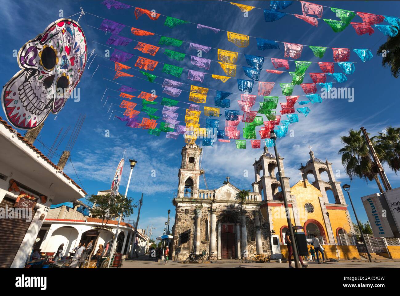 Mexiko, Nayarit, San Blas, die Kirche Templo Parroquial und Iglesia de San Blas mit Papel picado Banner Stockfoto